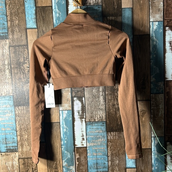 Anwnd Active small coco crop workout top with thumb holes - Picture 2 of 11